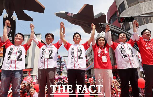 김문수 국민의힘 대선 후보(가운데)가 26일 오후 경기 평택시 K-55 미군기지 정문 앞에서 열린 유세현장을 찾아 지지를 호소하고 있다. /남윤호 기자