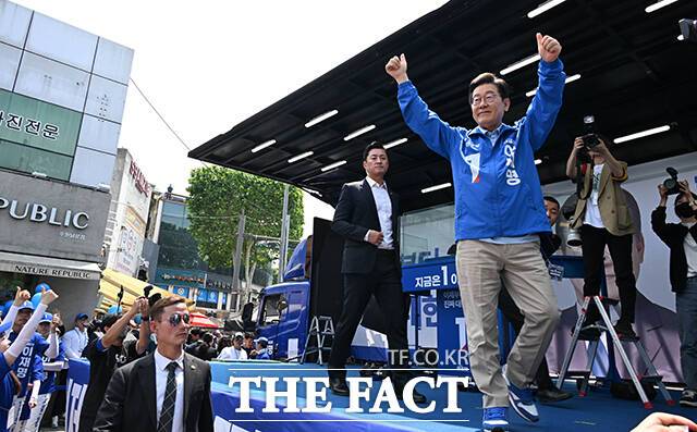 이재명 더불어민주당 대선 후보가 26일 오후 경기 수원시 팔달구 팔달문 영동시장 입구에서 열린 집중유세에 도착해 손을 들어 인사하고 있다. /배정한 기자