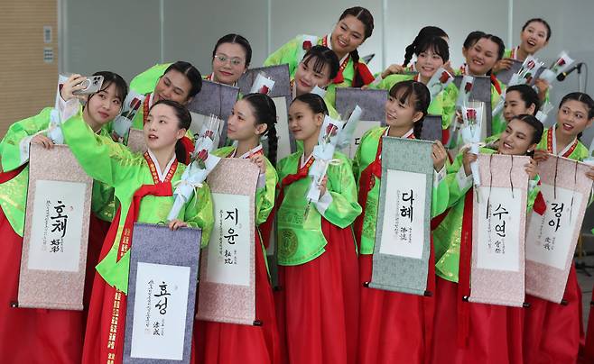 성년의 날인 지난 19일 오전 서울 용산구 숙명여자대학교 백주년기념관에서 열린 성년례에서 외국인 유학생들이 전통 한복을 입고 호가 적힌 족자를 든 채 셀카를 촬영하고 있다. 이날 성년례에서는 일본, 중국, 베트남 ,우크라이나 등 다양한 국적의 학생들이 참여해 성년선서, 다례의식 등을 진행했다. /박성원 기자