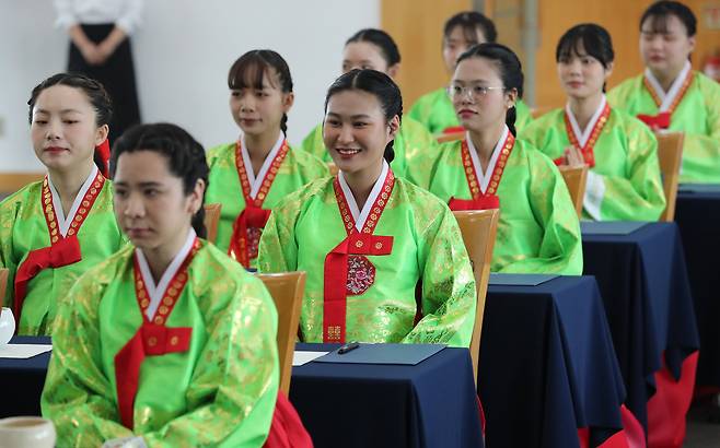 지난 19일 오전 서울 용산구 숙명여자대학교에서 외국인 유학생들이 전통 한복을 입고 활짝 웃고 있다. /박성원 기자