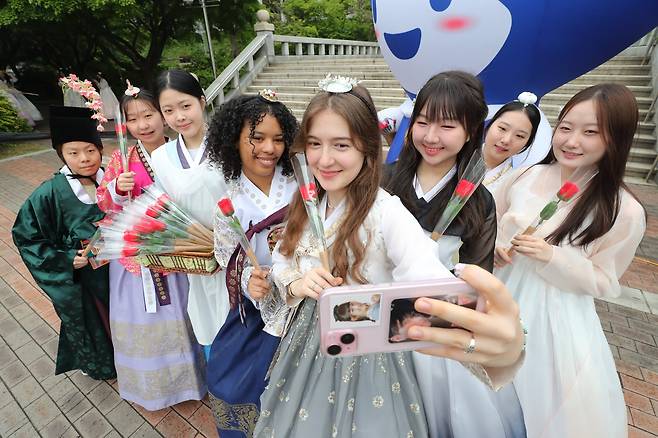 성년의 날인 지난 19일 오전 서울 용산구 숙명여자대학교에서 2006년생 재학생과 외국인 학생 등이 장미꽃을 선물받고 행복한 시간을 보내고 있다. /박성원 기자