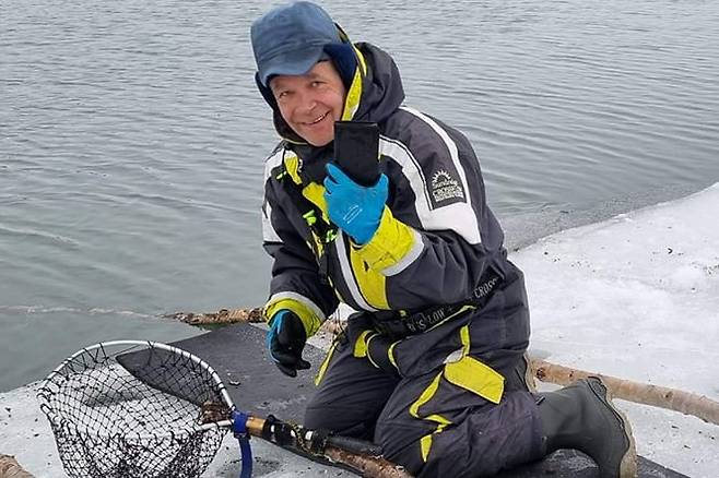 스웨덴 키루나 지역의 야생 투어 가이드 미카엘 크레쿨라가 꽁꽁 언 강물에 빠진 갤럭시S23 울트라를 건져낸 모습./삼성 뉴스룸