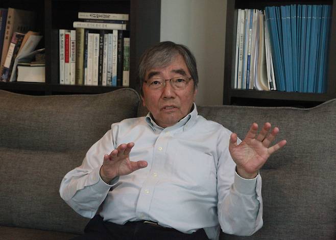 윤석헌 전 금융감독원장이 지난 14일 강원 춘천시 그의 자택에서 조선비즈와 인터뷰하고 있다. 윤 전 원장은 은행의 내부통제 개선을 촉구하며 “은행원 성과지표(KPI)에 남북통일을 집어넣으면 다음 날 통일이 된다는 농담이 있는데, KPI에 내부통제 관련 비중을 키우면 자연스레 사고가 줄어들 것"이라고 말했다. /김태호 기자