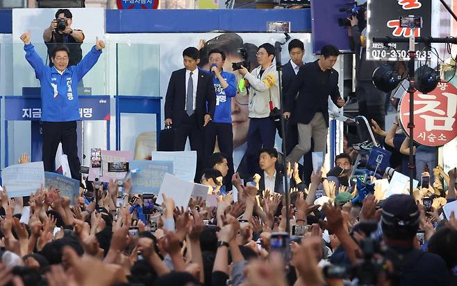 더불어민주당 이재명 대선 후보가 25일 충남 천안시 동남구 신부문화거리에서 열린 유세에서 시민들에게 인사하고 있다. /연합뉴스