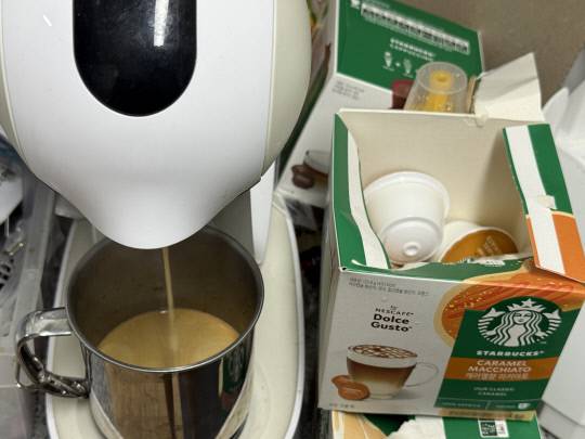 집에서 캡슐 커피를 내리는 모습. 독자 제공