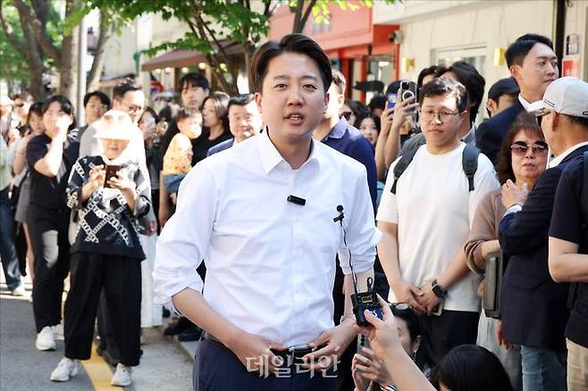 이준석 개혁신당 대선 후보가 25일 오후 서울 종로구 서순라길에서 취재진의 질문에 답변하고 있다. ⓒ데일리안 홍금표 기자