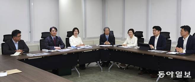 19일 동아일보 독자위원회는 헌법재판소가 윤석열 대통령을 파면한 것과 대법원이 더불어민주당 이재명 대선 후보의 공직선거법 위반 사건을 유죄 취지로 파기 환송한 것, 역대 최악의 피해를 남긴 경북 산불 등에 대한 보도 내용을 두고 토론했다. 왼쪽부터 권석준 이준웅 최은봉 위원, 김종빈 위원장, 이은경 석병훈 정원수 위원. 변영욱 기자 cut@donga.com