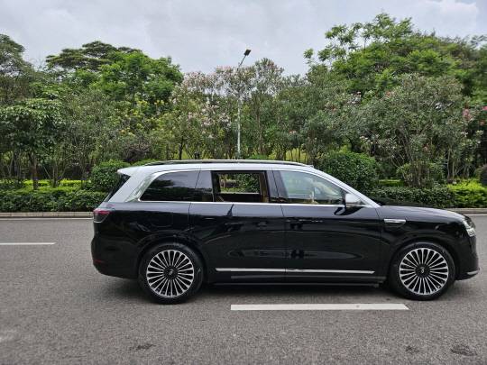 24일 중국 선전에서 화웨이의 자율주행 시스템이 탑재된 세레스 '아이토M9'가 무인 상태에서 주차를 시도하고 있다. 김나인 기자