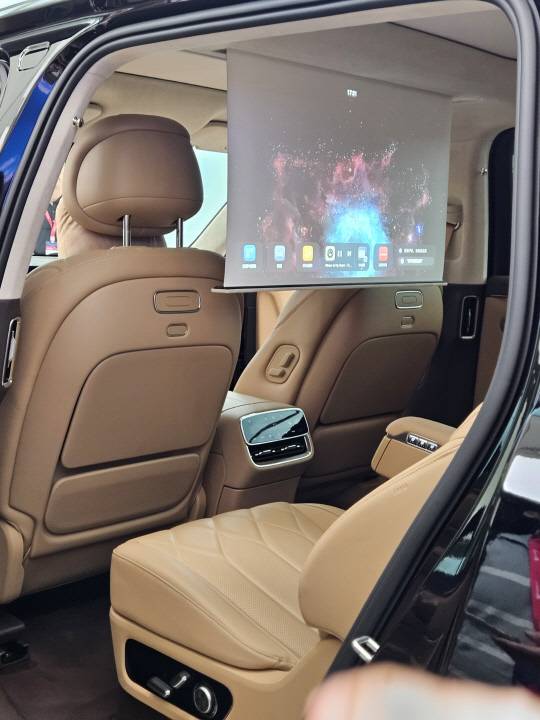 하이브리드 SUV '아이토M8' 뒷자석에서 빔프로젝트가 내려고 있다. 김나인 기자