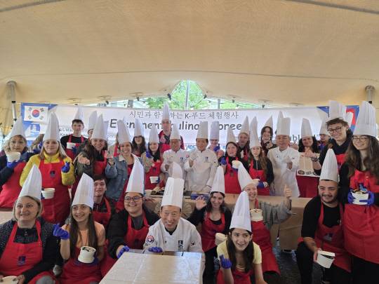 수원시가 루마니아 '클루지의 날'에 한국음식행사를 개최했다./사진제공=수원특례시