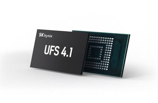 SK하이닉스의 321단 1Tb TLC 4D 낸드플래시를 적용한 모바일용 솔루션 제품인 UFS 4.1 모습. SK하이닉스 제공.