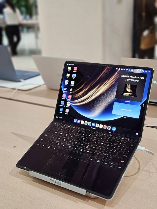 중국 선전의 화웨이 플래그십 매장에서 체험한 폴더블 노트북 '메이트북 폴드 얼티밋 디자인'. 화면 아래를 터치하면 가상 키보드가 나타난다. 김나인 기자