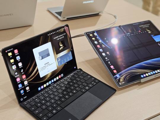화웨이의 폴더블 노트북 '메이트북 폴드 얼티밋 디자인'에 물리 키보드를 장착한 모습. 김나인 기자