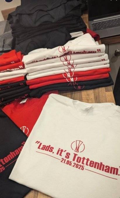 1748083820616024.jpg 맨유 유로파 우승할줄 알고 만들어 논 후드티