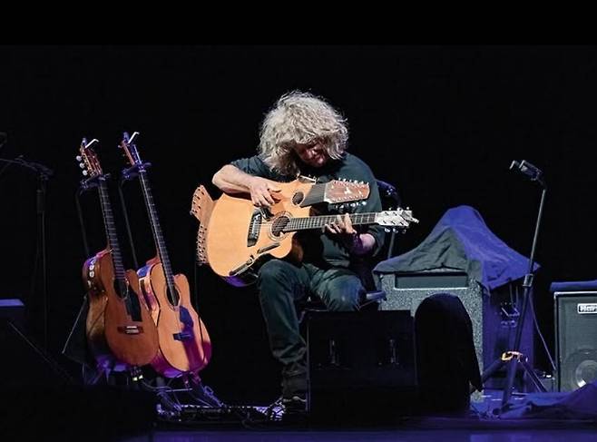 4개의 넥과 42개의 현을 가진 ‘피카소 기타’. 팻 메시니 인스타그램 갈무리