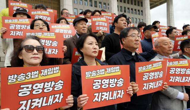 언론·시민단체 관계자들이 지난해 4월 22대 국회 개원을 앞두고 방송3법 등 방송 정상화 관련 법안의 재입법을 촉구하고 있다. 김경호 선임기자 jijae@hani.co.kr