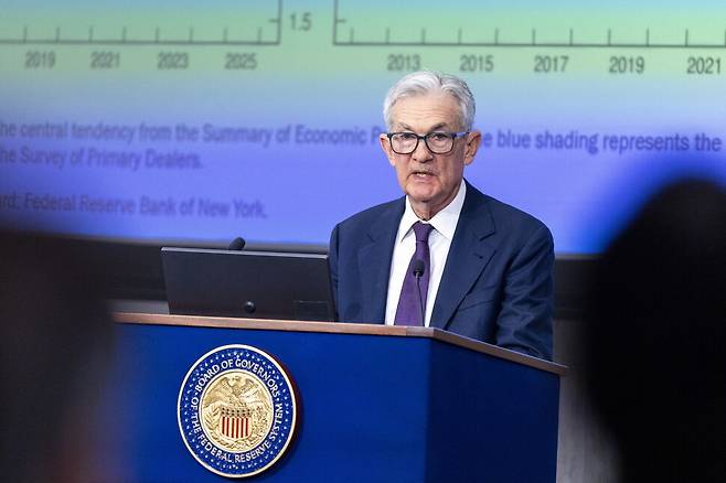 제롬 파월 연방준비제도 이사회 의장이 15일 워싱턴디시 연준 본부에서 열린 컨퍼런스에서 개회 연설을 하고 있다. 파월 의장은 도널드 트럼프 미국 대통령이 금리 인하를 요구하며 표적으로 삼고 있는 인물이다. EPA연합뉴스