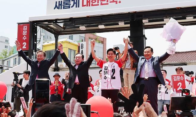 김문수 국민의힘 대통령 후보가 26일 오후 경기 평택 케이(K)-55 미군기지 앞에서 열린 유세에서 전 경기도지사들과 손을 들어 인사하고 있다. 왼쪽부터 손학규·이인제 전 지사, 김 후보, 임창열 전 지사. 신소영 기자 viator@hani.co.kr