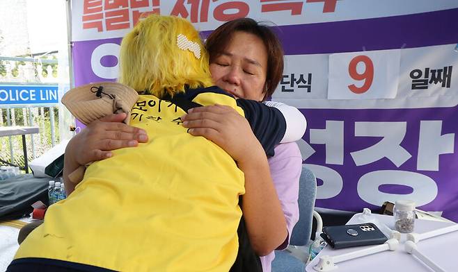 10·29 이태원 참사 진상 규명 특별법 제정을 촉구하며 국회 앞에서 9일째 단식농성 중이던 고 박가영씨의 어머니 최선미(오른쪽)씨가 지난 2023년 6월28일 오후 농성장을 찾은 세월호 참사 희생자 권순범군의 어머니 최지영씨의 위로를 받고 있다. 김정효 기자 hyopd@hani.co.kr
