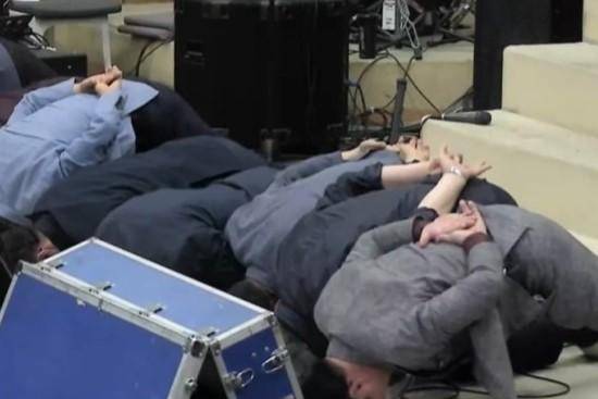 전광훈 사랑제일교회 목사가 22일 교인들에게 이른바 '원산폭격'으로 불리는 고문성 가혹 행위를 강요하고 있다. 유튜브 전광훈TV 영상 캡처