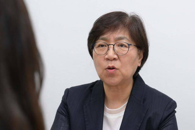 정은경 더불어민주당 총괄선거대책위원장이 22일 서울 종로구 서울대 의과대학 연구실에서 본보와 인터뷰하고 있다. 강예진 기자