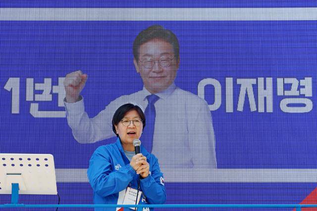 정은경 더불어민주당 총괄선거대책위원장이 14일 서울 영등포구 여의도역 인근에서 이재명 대선 후보 지원 유세를 펼치고 있다. 연합뉴스