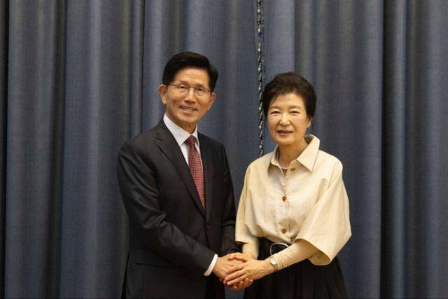 김문수(왼쪽) 국민의힘 대선 후보가 24일 대구 달성군의 박근혜 전 대통령 자택을 방문해 박 전 대통령과 악수하고 있다. 국민의힘 제공