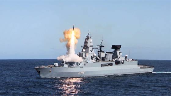 Mk.41 VLS에서 대공미사일 발사하고 있는 독일 해군 호위함 작센함. 독일 해군