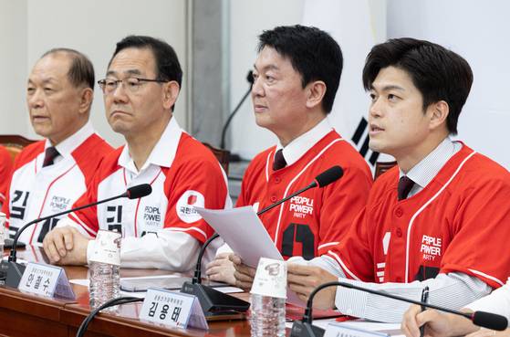 김용태 국민의힘 비상대책위원장이 26일 오전 서울 여의도 국회에서 열린 중앙선거대책위원회의에서 발언을 하고 있다. 뉴스1