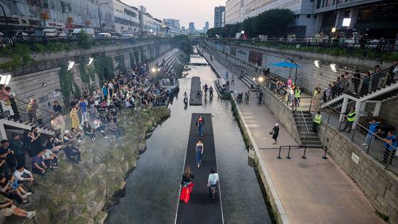 22일 오후 서울 종로구 오간수교에서 열린 ‘청계 라이브 패션쇼’에서 모델들이 무대 위로 워킹하고 있다. 뉴스1