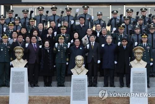 ▲ 지난 2018년 3월 1일 서울 육군사관학교에서 열린 독립전쟁 영웅 5인 흉상 제막식에서 사관생도와 참석자들이 기념사진을 찍고 있다. 육사는 독립전쟁에 일생을 바친 홍범도, 김좌진, 지청천, 이범석 장군, 그리고 신흥무관학교를 설립한 이회영 선생의 흉상을 탄피 300kg을 녹여 제작했다. 연합뉴스 자료사진