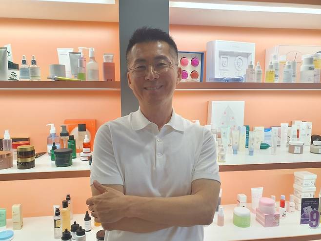 김성운 실리콘투 대표가 한국경제신문과 인터뷰 후 자신감 있는 포즈를 취하고 있다. 성남=윤현주 기자