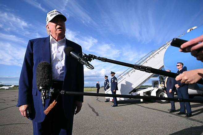 도널드 트럼프 미국 대통령이 25일(현지시간) 뉴저지 시티 공항에서 에어포스원 탑승 전 기자들과 이야기를 나누고 있다. AFP연합뉴스