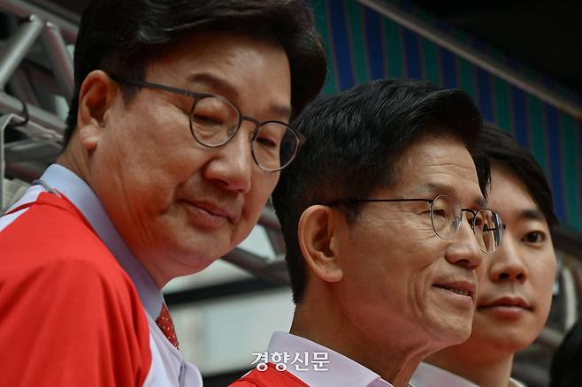 김문수 국민의힘 대통령 후보가 19일 ‘성년의 날’을 맞아 청년 정책 공약을 발표하기 위해 서울 중구 청계광장을 찾은 가운데 무대에 서서 권성동 공동선대위원장과 대화하고 있다. 한수빈 기자