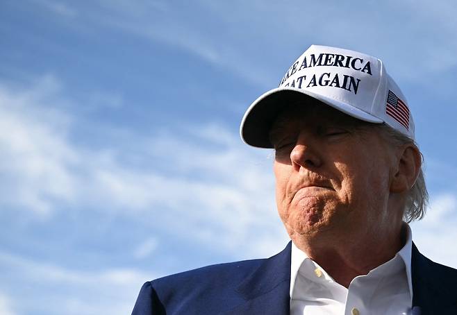 도널드 트럼프 미국 대통령이 25일(현지시간) 뉴저지 모리스타운 시립공항에서 에어포스원에 탑승하기 전 기자들과 이야기를 나누고 있다. AFP연합뉴스