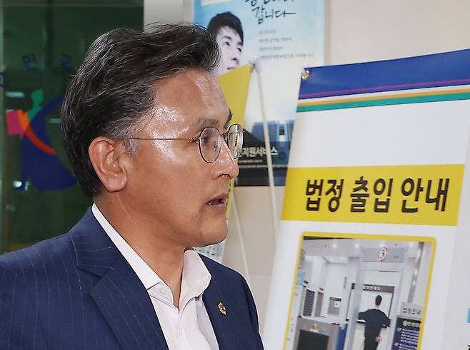 건설업자로부터 금품을 수수한 혐의를 받는 박성만 경북도의회 의장이 지난달 30일 구속 전 피의자 심문(영장실질심사)에 출석하기 위해 서울 서초구 서울중앙지법에 들어서고 있다. 연합뉴스