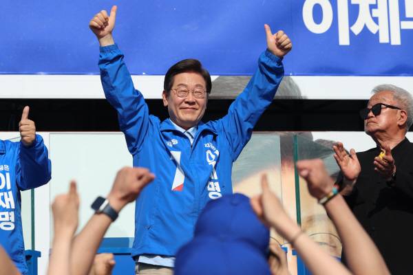 더불어민주당 이재명 대선 후보가 26일 경기 남양주시 평내호평역 광장 유세에서 지지를 호소하고 있다. 연합뉴스