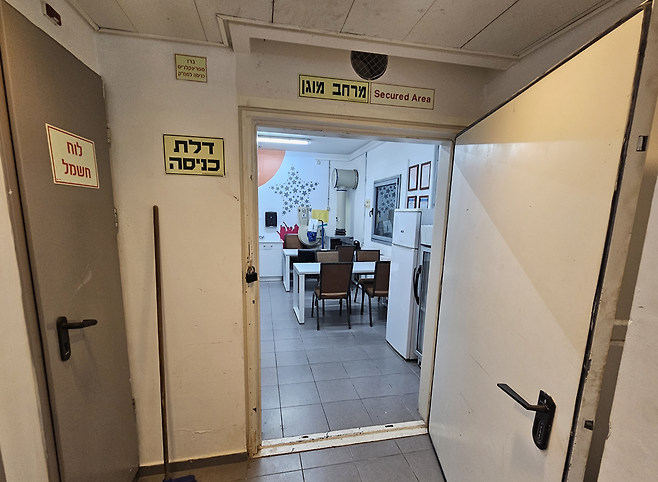 텔아비브 내 한 호텔 층별로 설치된 방공호. 김이현 기자