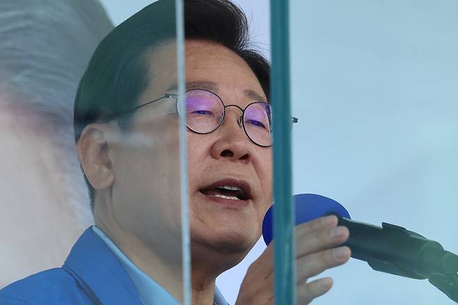 이재명 더불어민주당 대선 후보가 26일 수원시 팔달구 팔달문 영동시장에서 열린 집중 유세에서 시민들에게 지지를 호소하고 있다. 연합뉴스