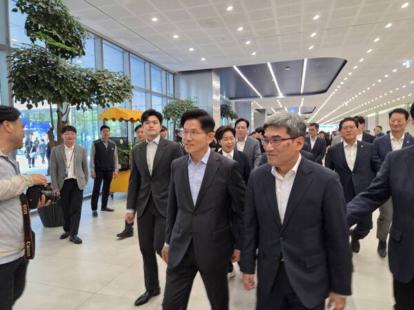 국민의힘 김문수 대선 후보가 26일 평택시 삼성전자 평택캠퍼스를 방문해 이동하고 있다. 국민의힘 제공