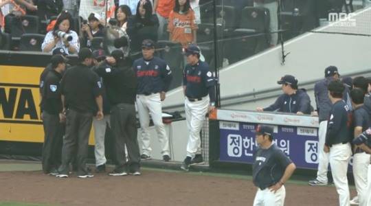 경기 후 심판진에 항의하는 롯데 코치진 / MBC 중계화면 캡쳐