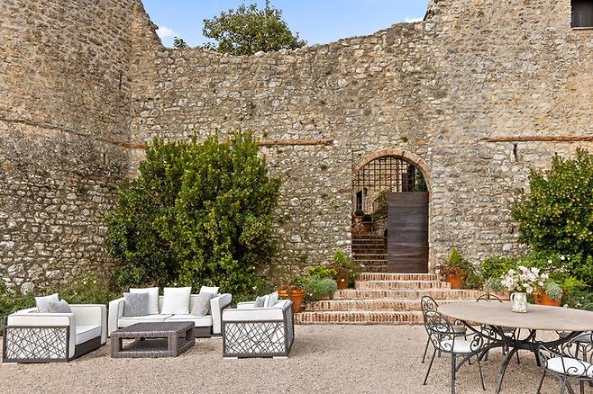 카스텔로 디 프로코피오 야외 라운지 / 사진=만다린 오리엔탈 호텔 그룹