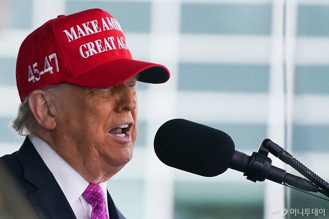 도널드 트럼프 미국 대통령이 24일(현지시간) 뉴욕주에 있는 웨스트포인트 육군사관학교 졸업식에서 "우리나라를 제외한 모든 나라를 방어하는 게 주된 고려였던 날은 끝났다. 우리는 미국을 우선해야 한다"고 밝히고 있다. / 로이터=뉴스1