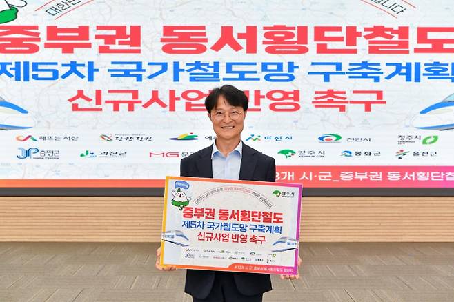 이재훈 영주시장 권한대행이 중부권 동서횡단철도의 제5차 국가철도망 구축계획 신규사업 반영을 촉구하는 SNS 릴레이 챌린지에 참여하고 있다./사진제공=영주시