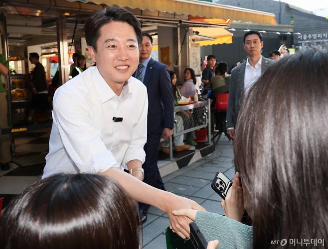 (서울=뉴스1) 허경 기자 = 이준석 개혁신당 대통령 후보가 25일 서울 종로구 서순라길을 찾아 유권자들과 인사하며 지지를 호소하고 있다. 2025.5.25/뉴스1 Copyright (C) 뉴스1. All rights reserved. 무단 전재 및 재배포, AI학습 이용 금지. /사진=(서울=뉴스1) 허경 기자