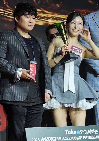 김요섭 델토이드 대표(사진 왼쪽)와 모델·인플루언서 미유가 기념사진을 찍고 있다./사진제공=델토이드