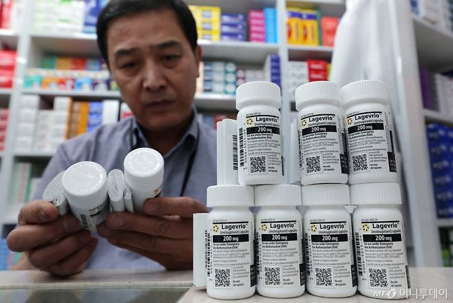 (서울=뉴스1) 박정호 기자 = 홍콩·대만·싱가포르 등 주변 국가에서 코로나19 환자가 증가하는 가운데 23일 오후 서울 종로구 코로나19 치료제 지정약국인 종로 열린약국에서 약국장이 코로나19 치료제 중 하나인 라게브리오를 정리하고 있다. 질병관리청은 이날 "아직까지 국내는 안정적으로 관리 중이나 예년의 양상을 참고할 때 여름철 유행 가능성을 배제할 수 없다"며 "일상에서 호흡기감염병 예방수칙 준수가 필요하며 고위험군은 예방접종을 권고한다"고 밝혔다. 2025.5.23/뉴스1 Copyright (C) 뉴스1. All rights reserved. 무단 전재 및 재배포, AI학습 이용 금지. /사진=(서울=뉴스1) 박정호 기자