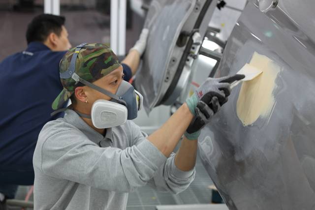 SK뉴스쿨 자동차판금도장과 학생이 실제 차량으로 실습을 하고 있다. 각사 제공