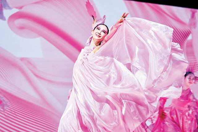 채시라는 ‘단심’ 2막에 15분간 출연해 독무와 군무를 선보인다. 국립정동극장 제공