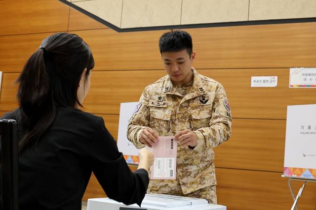 아랍에미리트(UAE)에 파병된 아크부대 장병이 지난 20일부터 21일(현지시간)까지 주UAE 대사관에 마련된 제21대 대통령선거 재외투표소에서 투표하고 있다. 합참 제공